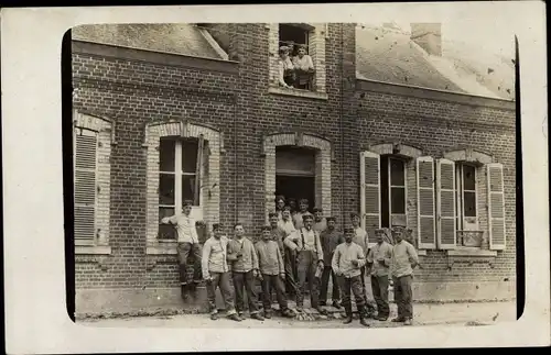 Foto Ak Deutsche Soldaten in Uniformen, Haus, Gruppenbild, I. WK