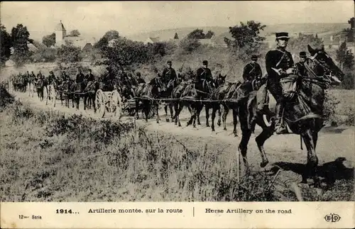 Ak Artillerie montee, sur la route, französische Soldaten, Pferde, I WK