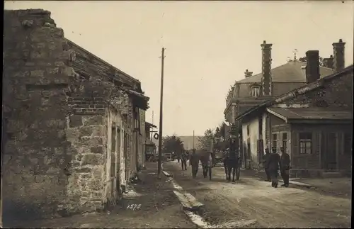 Foto Ak Seneux Saint Martin du Puy Nièvre, Straßenpartie, deutsche Soldaten