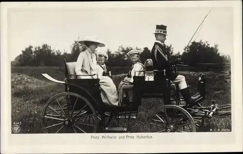 Ak Prinzen Wilhelm und Hubertus von Preußen in einer Kutsche