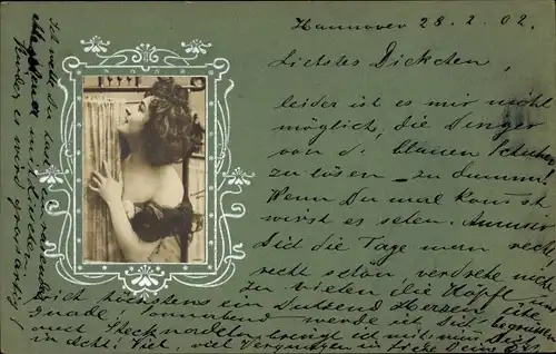 Passepartout Foto Ak Portrait einer Frau hinter einem Vorhang