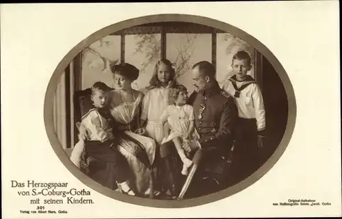Ak Das Herzogspaar von Sachsen-Coburg-Gotha mit seinen Kindern, Carl Eduard, Viktoria Adelheid