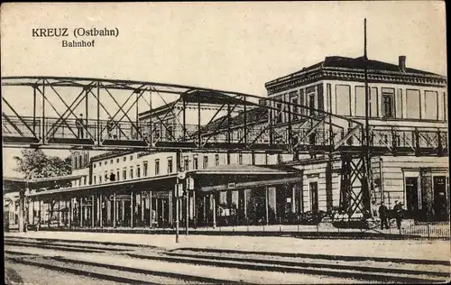 Ak Krzyż Wielkopolski Kreuz an der Ostbahn Posen, Bahnhof, Gleisseite, Brücke