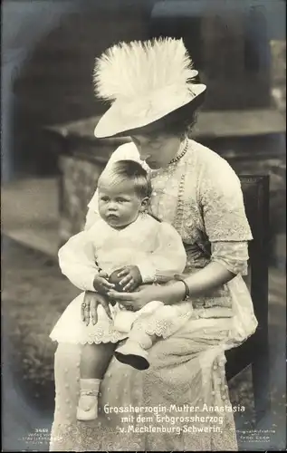 Ak Großherzogin Mutter Anastasia mit dem Erbgroßherzog von Mecklenburg-Schwerin