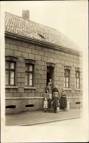 Foto Ak Erle Gelsenkirchen im Ruhrgebiet, Marktstraße 7, Anwohner vor einem Wohnhaus