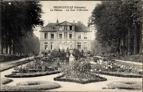 Ak Frénouville Calvados, Le Chateau, La Cour d'Honneur