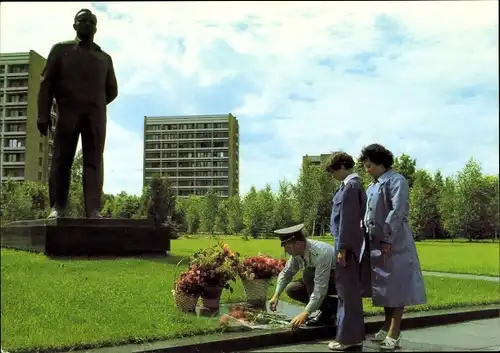 Ak Swjosdny Gorodok Russland,Kosmosflug UdSSR DDR,Sigmund Jähn mit Frau und Tochter, Gagarin Denkmal