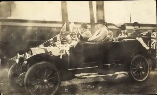 Foto Ak Männer in einem Automobil 1913