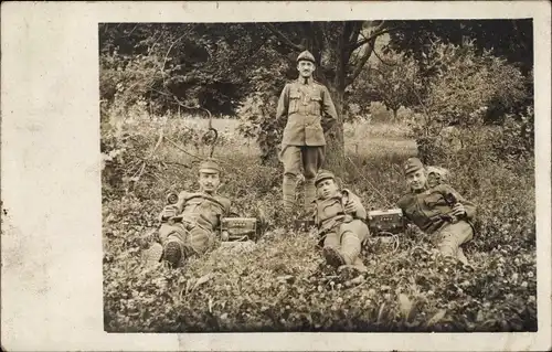 Foto Ak KuK Fernsprecher Abteilung, Soldaten in Uniformen, Funkgeräte