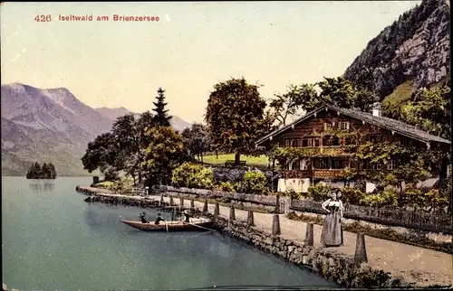 Ak Iseltwald Kanton Bern, Brienzersee, Uferpartie, Ruderboot, Frau in Tracht