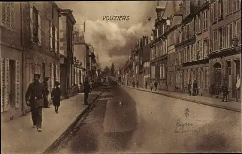 Ak Vouziers Ardennes, Straßenpartie