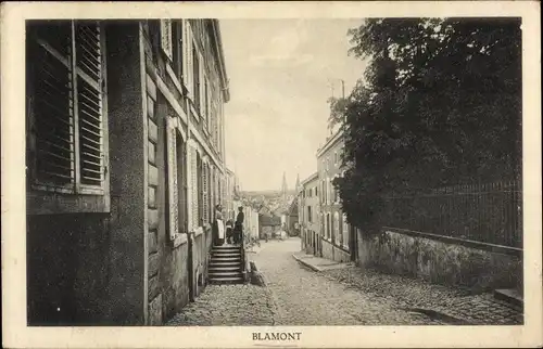 Ak Blamont Meurthe et Moselle?, Straßenpartie, Häuser, Familie, Treppen