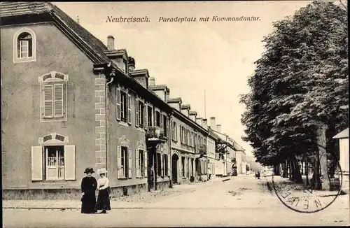 Ak Neuf Brisach Neubreisach Elsass Haut Rhin, Paradeplatz mit Kommandantur, Damen mit Hüten