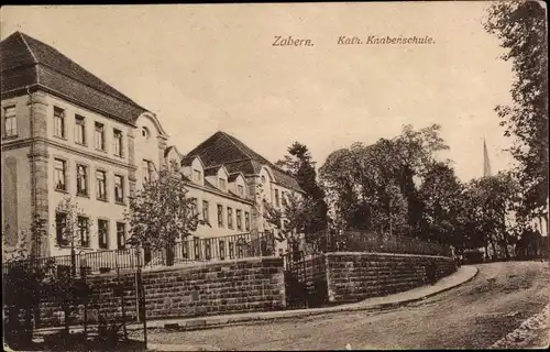 Ak Saverne Zabern Elsass Bas Rhin, Partie an der katholischen Knabenschule