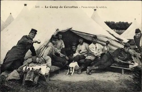 Ak Le Camp de Cercottes, Passe temps de soldats, französische Soldaten, Hund