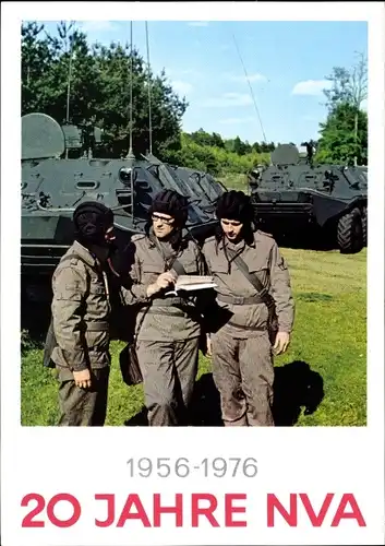 Ak 20 Jahre NVA 1976, DDR, Panzer, Soldaten in Uniformen
