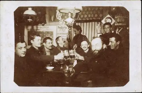 Foto Ak Braunsroda An der Poststraße, Personen im Gasthaus, Bierkrüge