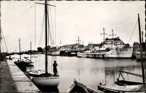 Ak Courseulles Calvados, le Port, Segelboote, Fischkutter