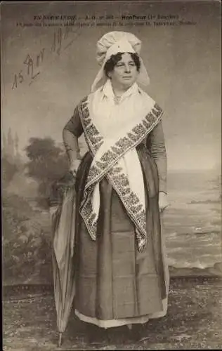 Ak Honfleur Calvados, Frau in Tracht, Sonnenschirm
