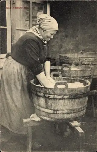 Ak Calvados, Frau beim Wäschewaschen