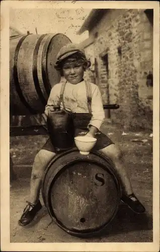 Ak Calvados, Kleiner Junge auf dem Bierfass, Bierkrug