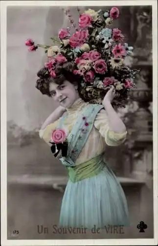 Ak Vire Calvados, Frau mit Blumenstrauß