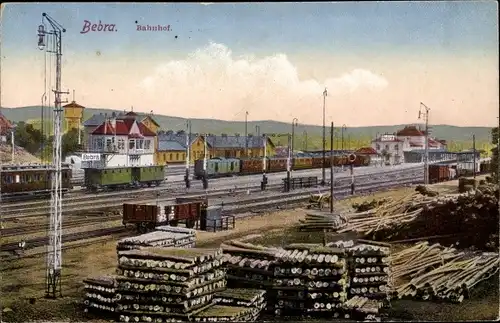 Ak Bebra an der Fulda in Hessen, Bahnhof, Güterwaggons, Holzstapel, Panoramaansicht