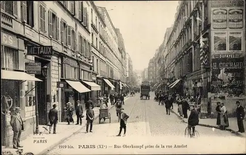 Ak Paris XI, Rue Oberkampf, vue prise de la Rue Amelot, Omnibus, Passanten, Geschäfte