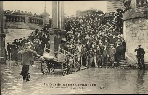 Ak Paris XVI Passy, la Crue de la Seine Janvier 1910, un Transbordement Quai de Passy