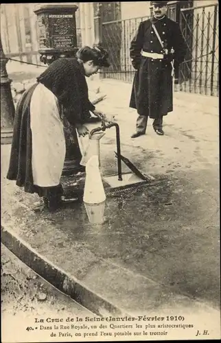 Ak Paris VIII, Rue Royale, la Crue de la Seine Janvier Fevrier 1910, Gendarm