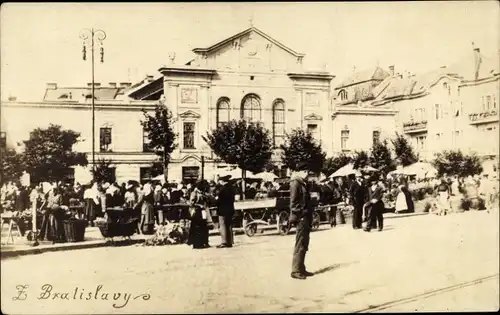 Foto Ak Pressburg Bratislava Slowakei, Straßenpartie, Marktplatz