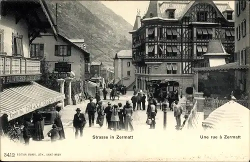 Ak Zermatt Kanton Wallis Schweiz, Straßenpartie im Ort, Grand Bazar
