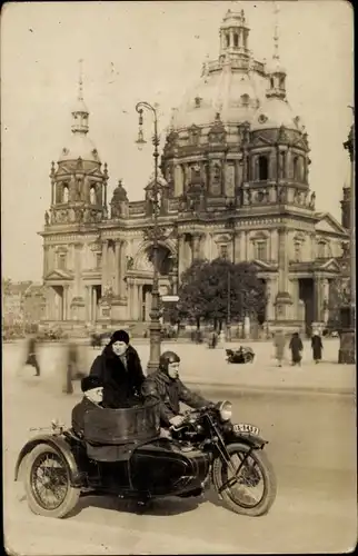 Foto Ak Berlin Mitte, Motorrad mit Beiwagen vor dem Dom