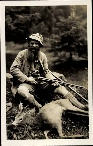 Foto Ak Jäger mit erlegtem Reh, Gewehr, Pfeife