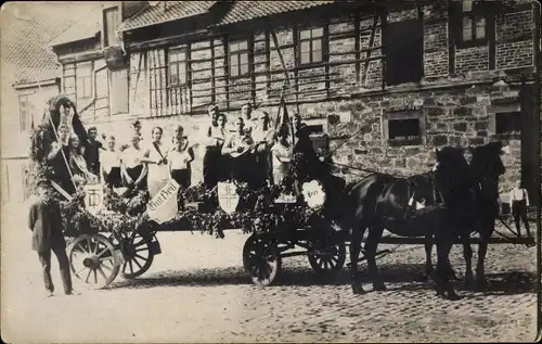 Foto Ak Braunschweig in Niedersachsen, festlich geschmückter Wagen mit Pferdegespann