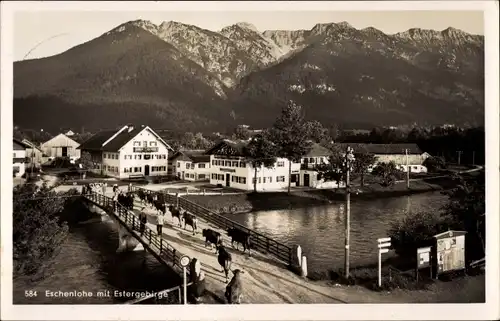 Ak Eschenlohe in Oberbayern, Dorfpartie, Viehtrieb über die Brücke