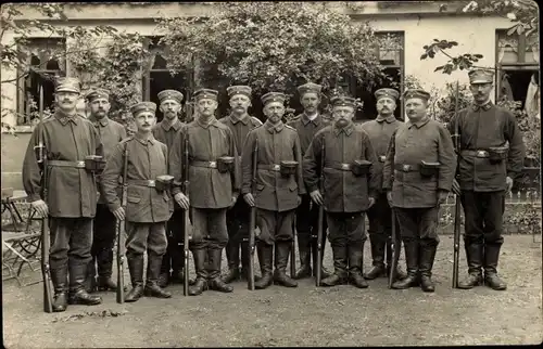 Foto Ak Deutsche Soldaten in Uniformen, Landsturm X 22, Bajonette