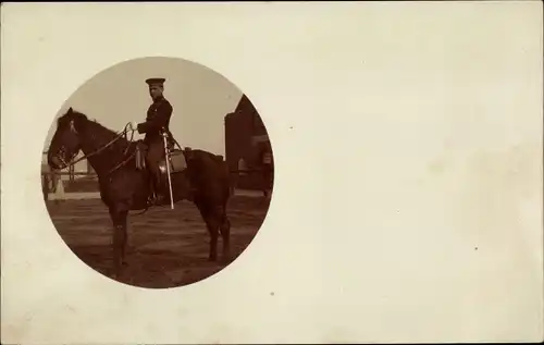 Foto Ak Soldat in Uniform auf einem Pferd