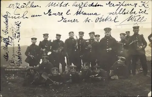 Foto Ak Deutsche Soldaten in Uniformen, Gruppenaufnahme, Spaten, I WK