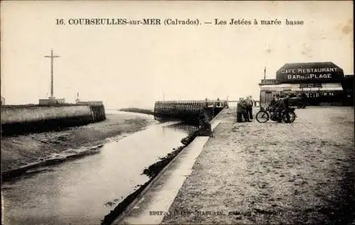 Ak Courseulles Calvados, les Jetées à marée basse, Café Restaurant Bar de la Plage