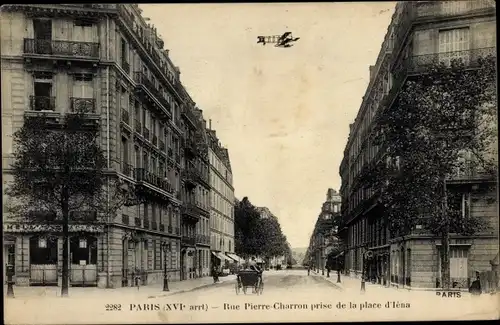 Ak Paris XVI., Rue Pierre Charron prise de la place d'Iena, Flugzeug