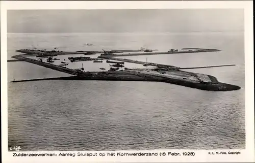 Ak Kornwerderzand Friesland Niederlande, Zuiderzeewerken, Aanleg Sluitsput 1928, Fliegeraufnahme KLM