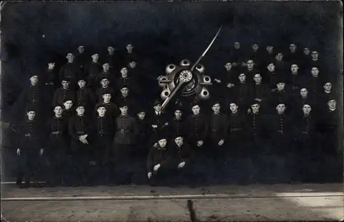 Foto Ak Französisches Militärflugzeug, Soldaten in Uniform