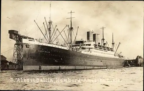 Foto Ak Dampfschiff Albert Ballin, HAPAG, Vor Anker im Hafen