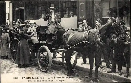 Ak Paris, Paris Moderne, Les femmes cocher, Une bonne prise avant le depart