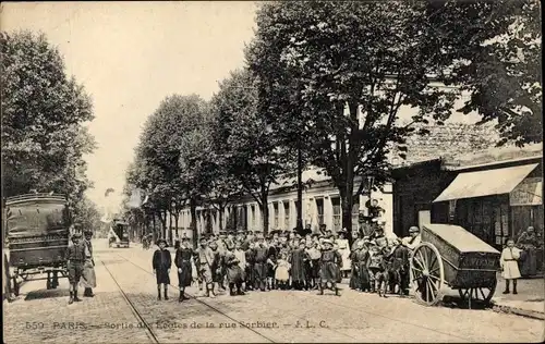 Ak Paris XX, Rue Sorbier, Sortie des Écoles, Schülergruppe, Kutsche