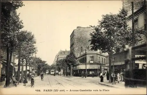 Ak Paris XX, Avenue Gambetta vers la Place, Brasserie, Straßenpartie
