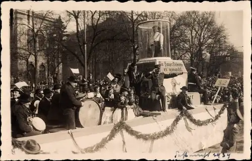 Foto Ak München, Fasching 1934, Umzugswagen, Kapelle