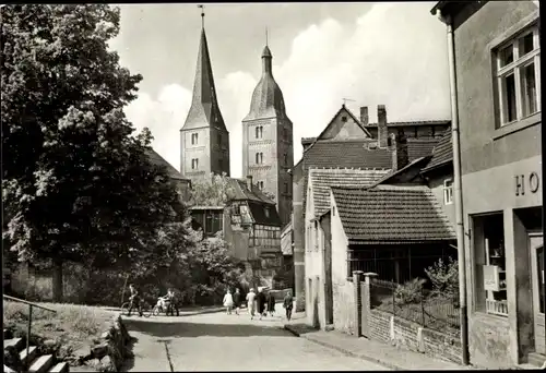 Ak Altenburg in Thüringen, Rote Spitzen, Straßenpartie, Passanten, Treppe