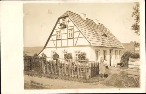 Foto Ak Pirna an der Elbe, Fachwerkhaus, Bewohnerin